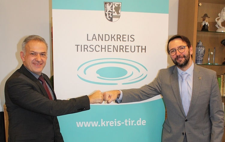 Dosavadní prezident Euregia a starosta Chodova Patrik Pizinger (na snímku vpravo) blahopřeje novému zástupci trojstranného přeshraničního sdružení Rolandu Grillmeierovi, zemskému radovi okresu Tirschenreuth
