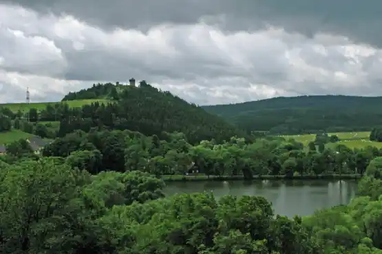 Karlovarská věž Hartenštejna u Bochova - Hartenštejn z Hladového vrchu