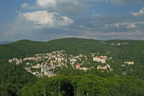 Rozhledna Diana - výhled na lázeňskou čtvrť a Hůrky