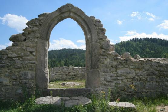Rozhledna Krudum u Horního Slavkova - pohled od kostela sv. Mikuláše