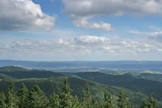 Rozhledna Tisovský vrch u Nejdku - výhled na Karlovy Vary