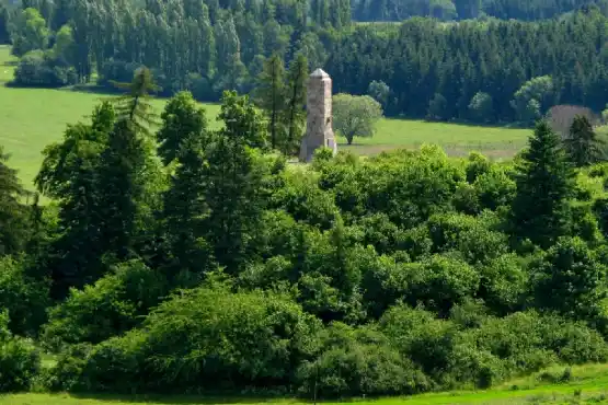 Karlovarská věž Hartenštejna u Bochova - pohled na památník 1. sv. války