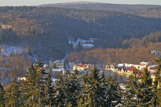 Rozhledna Hamelika u Mariánských Lázní - výhled na Mariánské Lázně a na vrchol Lysina