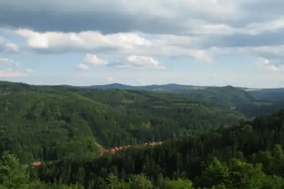 Rozhledna Diana - výhled na Gejzírpark v údolí Teplé