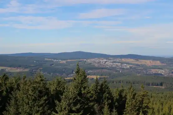 Rozhledna Blatenský vrch - výhled na Auersberg a Johanngeoregenstadt