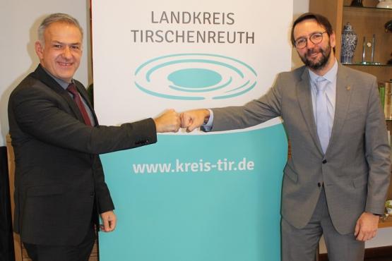 Dosavadní prezident Euregia a starosta Chodova Patrik Pizinger (na snímku vpravo) blahopřeje novému zástupci trojstranného přeshraničního sdružení Rolandu Grillmeierovi, zemskému radovi okresu Tirschenreuth