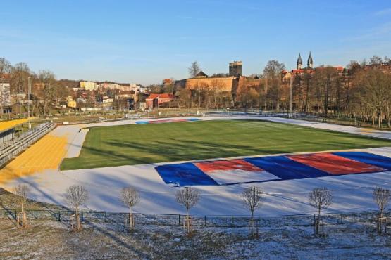 Vávrova lávka pro pěší s vyhlídkovou věží v Chebu - výhled na sportovní areál a hrad