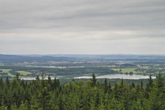 Bismarckova rozhledna na Zelené hoře u Chebu - výhled na vodní nádrž Skalka a Františkovy Lázně