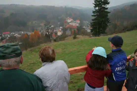 Bečov nad Teplou - Vyhlídková plošina na Zlatém vrchu - Bečov z vyhlídkové plošiny