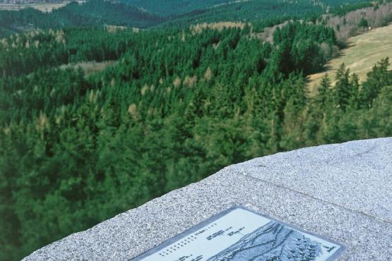 Rozhledna na Krásenském vrchu - výhled na vrchy Lysina a Lesný