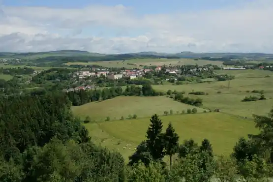 Karlovarská věž Hartenštejna u Bochova - výhled na Bochov a Doupovské hory