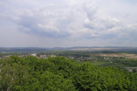 Rozhledna Hard - výhled na Sokolov a hřebeny Krušných hor
