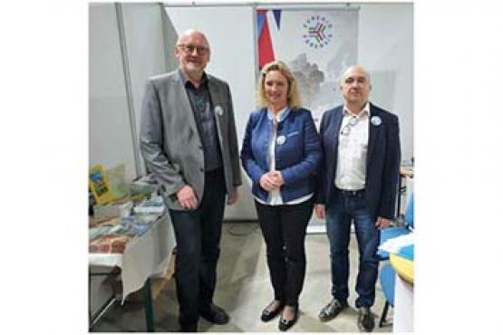 Bavorská státní ministryně pro rodinu, práci a sociální záležitosti, Kerstin Schreyer, ve stánku Euregia společně s jednateli Euregia Lubomírem Kovářem (vpravo) a Haraldem Ehmem.