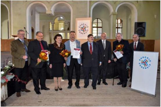 Z leva: Adreas Feller starosta města Schwandorf, Ernst Schober nositel ceny Bavorsko, Dr. Birgit Seelbinder prezidentka EE Bavorsko, Antonín Lebeda nositel ceny Čechy, Bernd Posselt řečník, Bc. Jan Picka místostarosta Sokolov, Hans-Jürgen Knabe nositel ceny Sasko/Durynsko, Andreas Stark náměstek zem. rady okres Erzgebirge